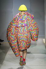 コム デ ギャルソン 2024年春夏コレクション - 色の衝突｜写真17