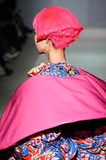 コム デ ギャルソン 2024年春夏コレクション - 色の衝突｜写真36