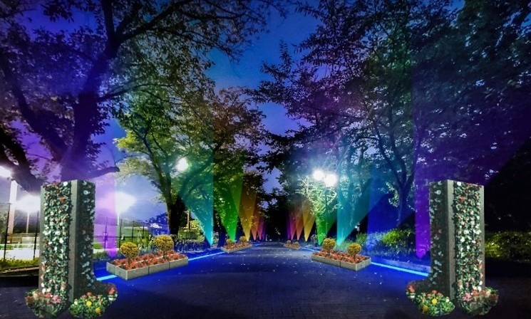 「花と光のムーブメント」東京・府中の森公園で、花壇の虹色ライトアップや『ちはやふる』フォトスポットも｜写真2