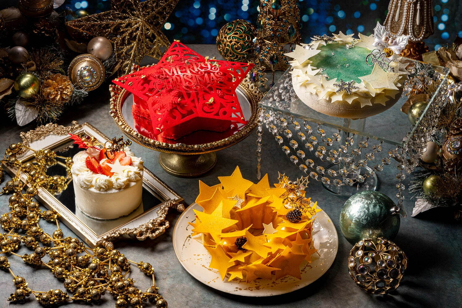 ヒルトン東京2023年クリスマスケーキ、レース風“星型チョコ”の真っ赤なダークチョコムースなど｜写真1