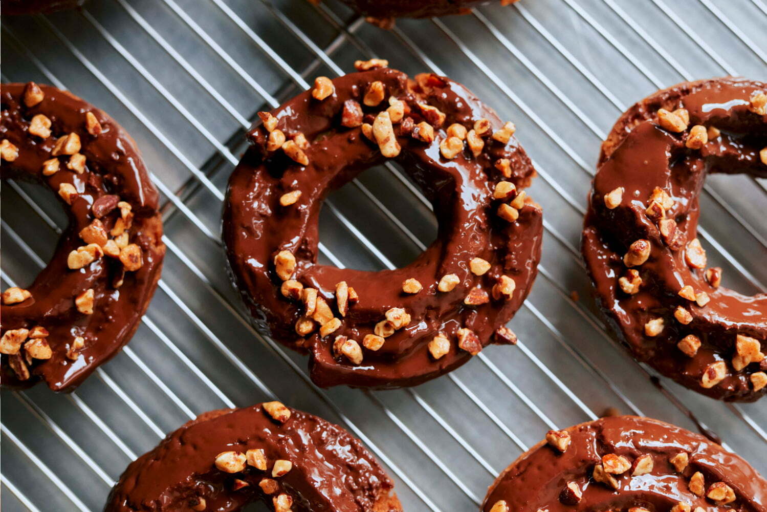 メゾンカカオから限定「生チョコドーナツ」グランスタ東京店で、ピスタチオやコーヒー味など3種