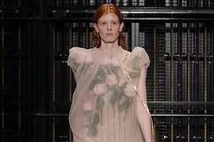 シモーネ ロシャ2024年春夏コレクション - 軽快に、ロマンティックに