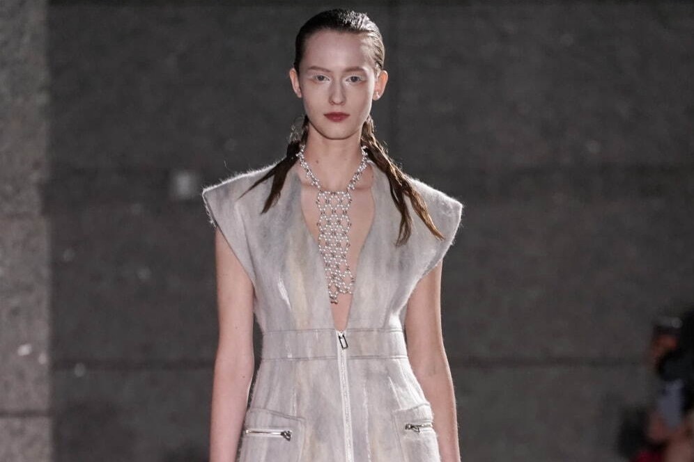 ハット｜ミューラル“幻想的な雪景色”を表現するニードルパンチ、思いと製作プロセスを探る - ドレスなども紹介