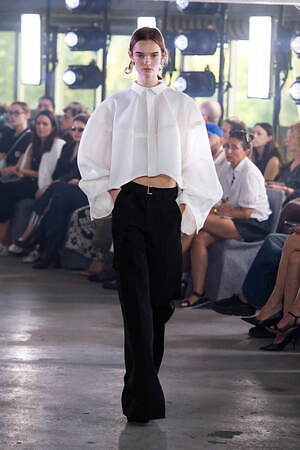 【タイムセール】sacai サカイ 2024ss デニムベスト サカイがリーバイスとコラボ、「ファースト」をドッキングした