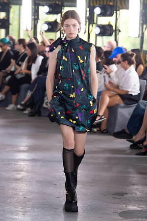 sacai 2024年春夏ウィメンズコレクション、シンプルさの中に sacai 2024年春夏ウィメンズコレクション、シンプルさの中に