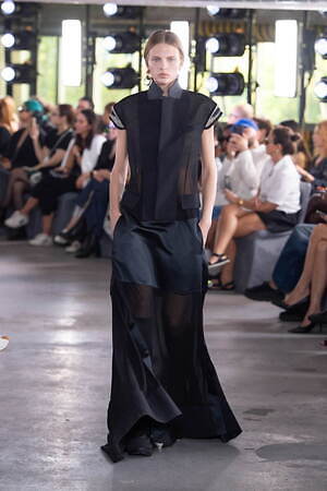 sacai 2024年春夏ウィメンズコレクション、シンプルさの中に sacai 2024年春夏ウィメンズコレクション、シンプルさの中に