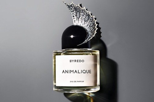 バイレード新作香水「オードパルファン アニマリーク」レザー×フローラルで“原始的な本能”を表現