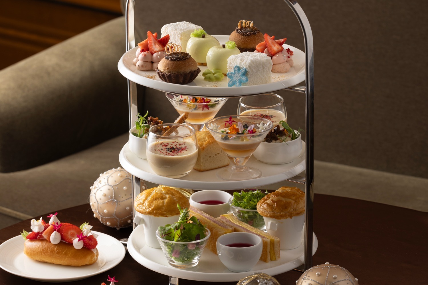 マリトッツォ｜帝国ホテル 東京「ハートフルアフタヌーンティー」青リンゴのムースや苺の花型メレンゲスイーツなど