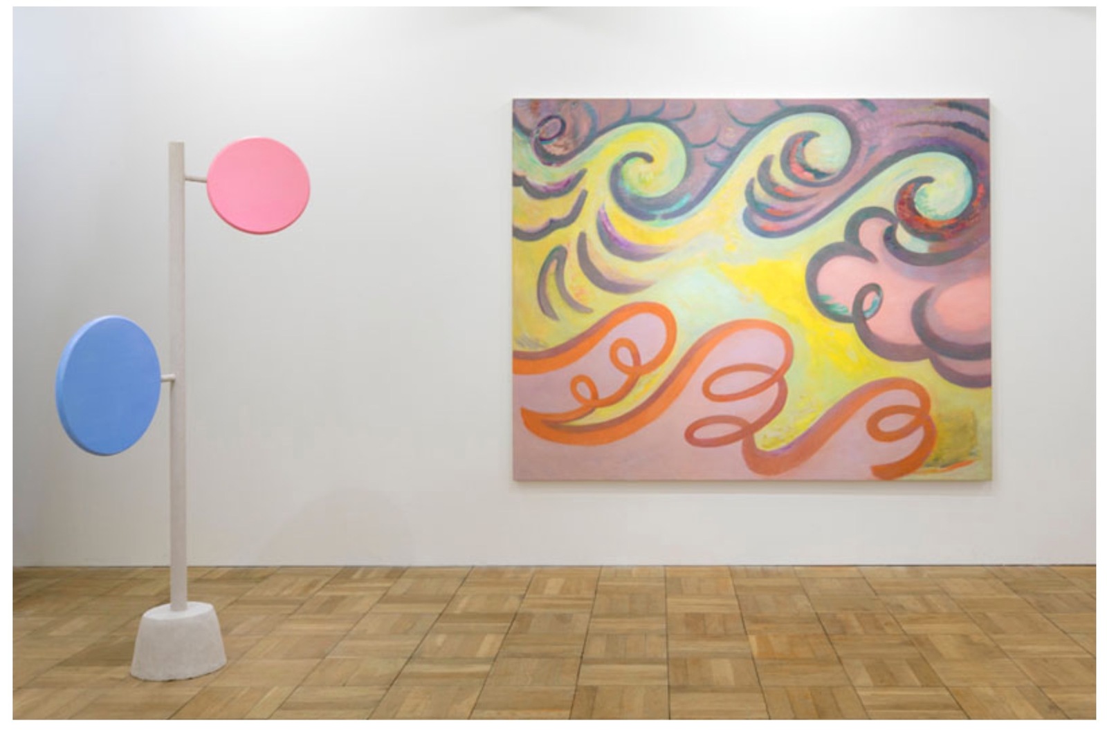 個展「Time Is Vertical」(2018年 nap gallery、東京)での展示風景
右：白井美穂 《反転波》 2018年 府中美術館蔵