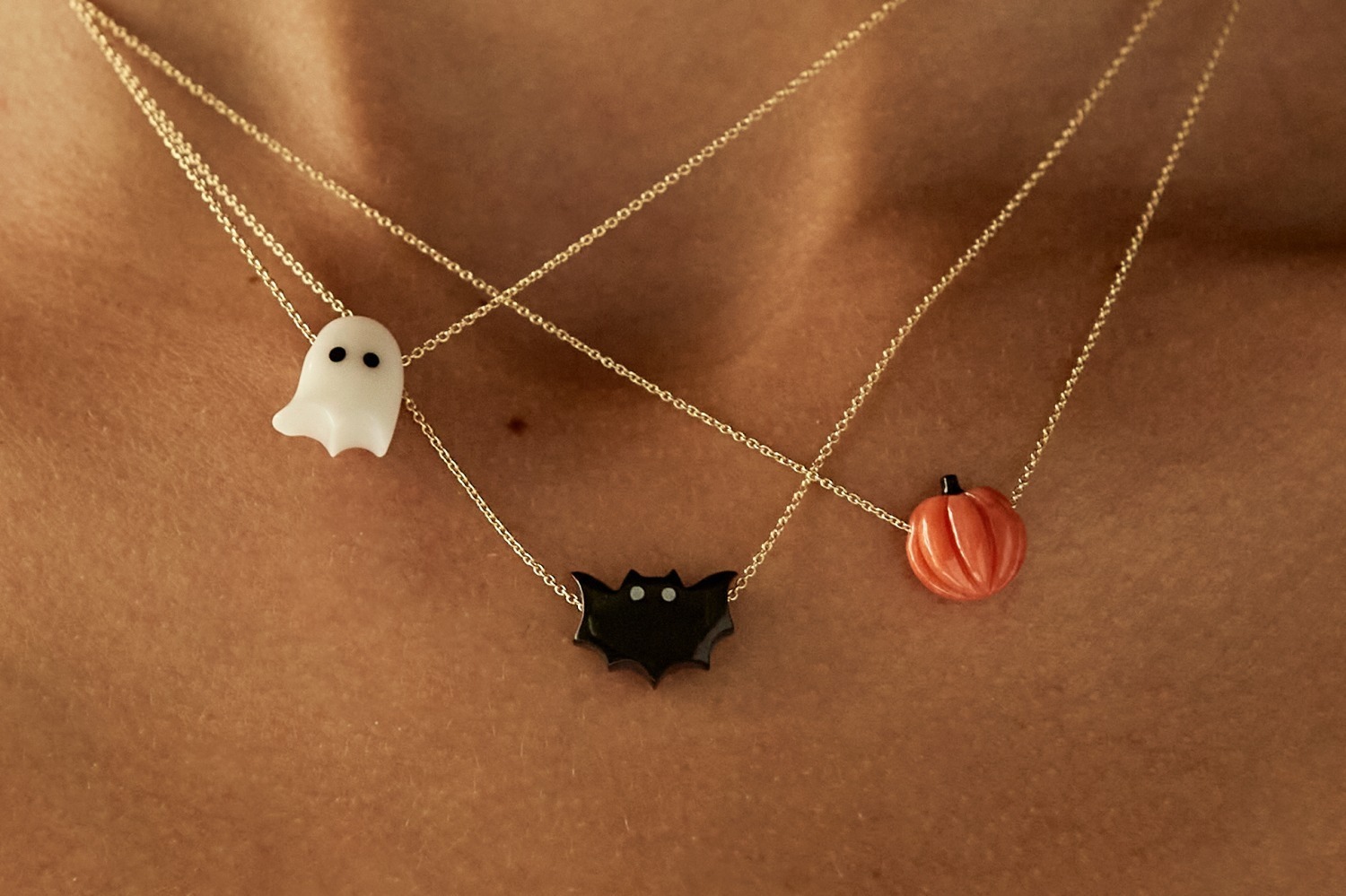 アリータのハロウィーンジュエリー、小さなオバケやかぼちゃモチーフのネックレス＆フープピアス