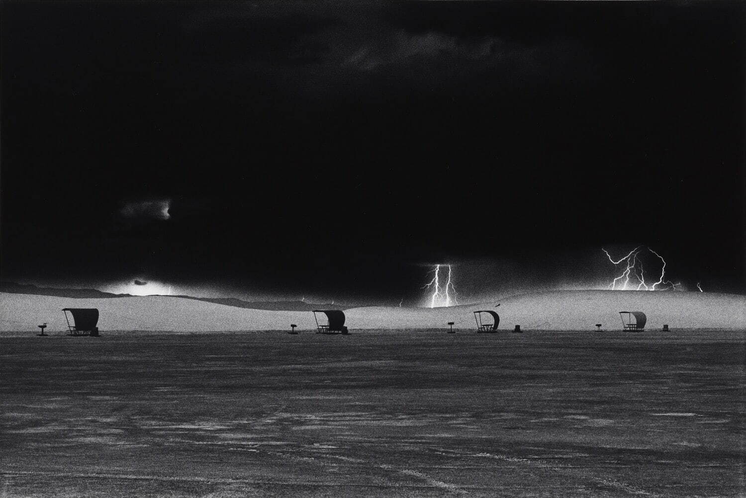 奈良原一高 《ホワイト・サンズの稲妻─ニューメキシコ、1972》 「消滅した時間」より 1972年 ©Ikko Narahara Archives