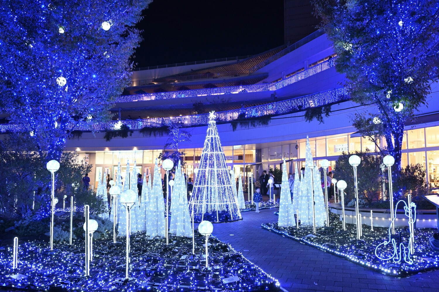 テラスモール湘南のクリスマスイルミネーション2023、“湘南の海＆空”を約20万球の青い光で表現｜写真1