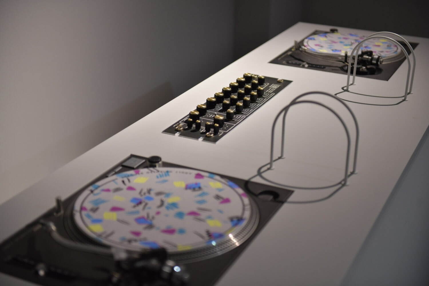 “音楽が付属する服”アダルト オリエンテッド ローブス初の路面店が青葉台に、永井博の常設作品展示も｜写真2