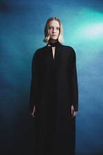 ハルノブムラタ“ゴールドボタン”華やぐブラックドレス＆Vネックニット、ザ トウキョウ限定で｜写真5