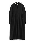 ハルノブムラタ“ゴールドボタン”華やぐブラックドレス＆Vネックニット、ザ トウキョウ限定で｜写真1