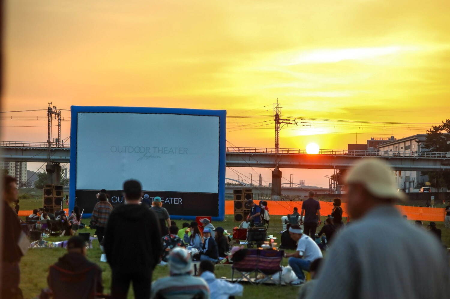 『花束みたいな恋をした』を多摩川河川敷で - 聖地巡礼型の無料野外映画イベント、フードや雑貨も｜写真1