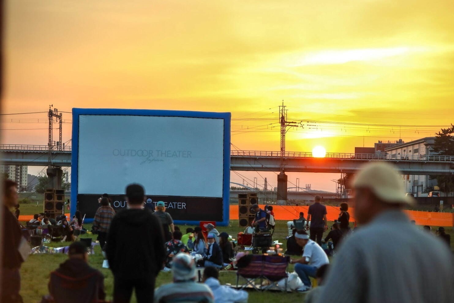 『花束みたいな恋をした』を多摩川河川敷で - 聖地巡礼型の無料野外映画イベント、フードや雑貨も