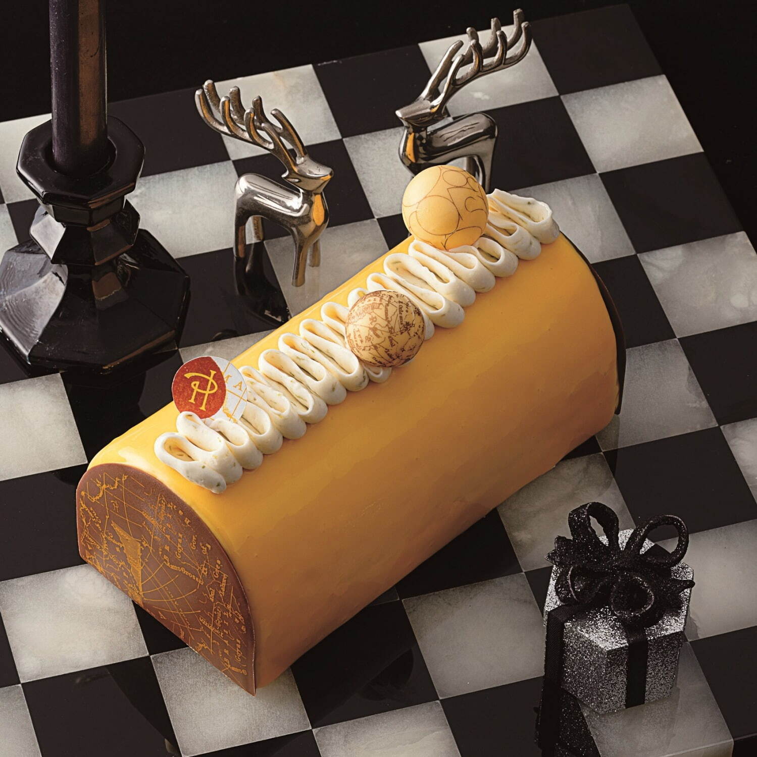 西武池袋本店23年クリスマスケーキ、“ベアサンタ”のチョコムース＆バラが彩るホワイトチョコボックス｜写真16