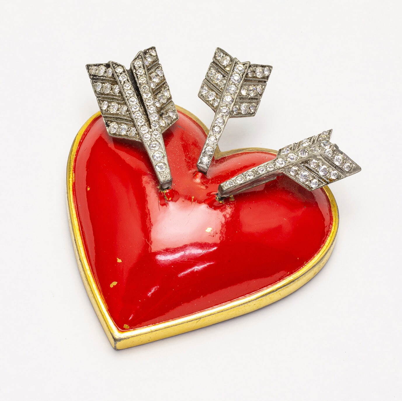 スキャパレッリ 《クリップ「ハート」モチーフ》 デザイン:ジャン・シュルンベルジェール
1938年頃 エナメル彩メタル、ラインストーン 小瀧千佐子蔵