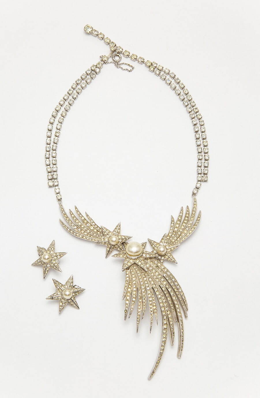 クリスチャン・ディオール 《ネックレス、イヤリング》 制作:ミッチェル・メイアー
1954年頃 ラインストーン、模造パール、メタル 小瀧千佐子蔵