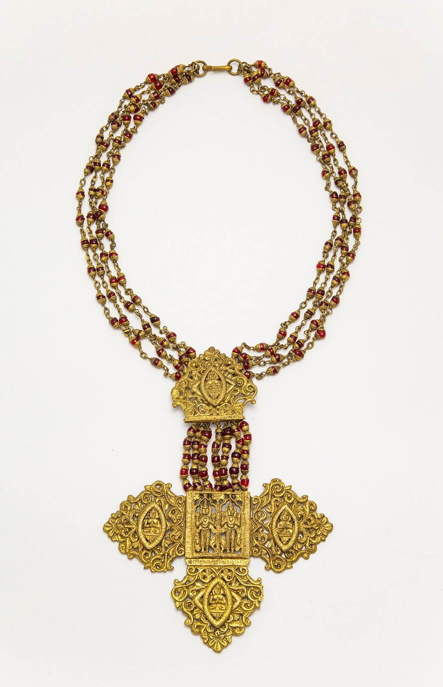 シャネル 《ネックレス「ビザンチンクロス」》 制作:ロベール・ゴッサンス
1960年頃 ガラスビーズ、メタル 小瀧千佐子蔵