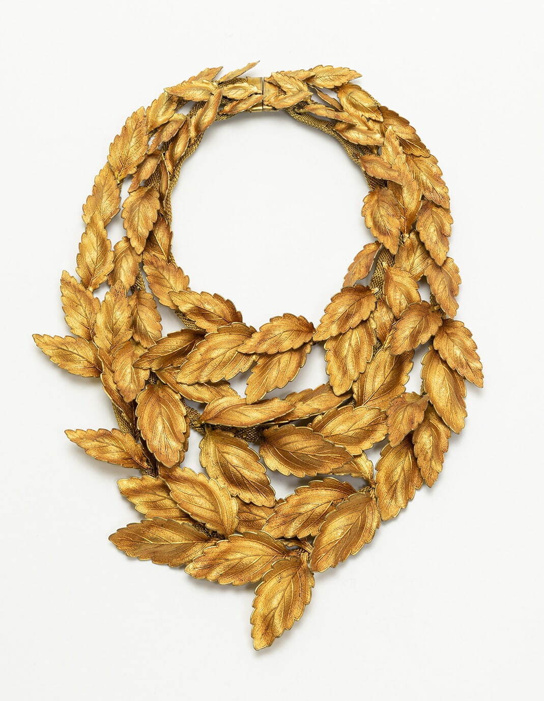 スキャパレッリ 《ネックレス「葉」》 デザイン・制作:ジャン・クレモン
1937年頃 クリアエナメル彩メタル、メタルメッシュ 個人蔵