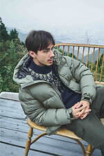 ナンガ×アーバンリサーチ ドアーズのコラボダウンジャケット、“ダウン入り”スタンド襟を配して｜写真1