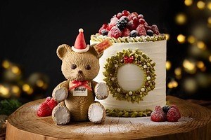 「シュタイフ」“サンタ帽”テディベアのコラボクリスマスケーキ、ザ・プリンスギャラリー 東京紀尾井町で