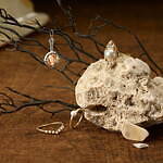 アガット23年冬“天文学”ジュエリー、天体観測モチーフのネックレス＆オーロラのように輝くリング｜写真1