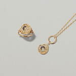 アガット23年冬“天文学”ジュエリー、天体観測モチーフのネックレス＆オーロラのように輝くリング｜写真4