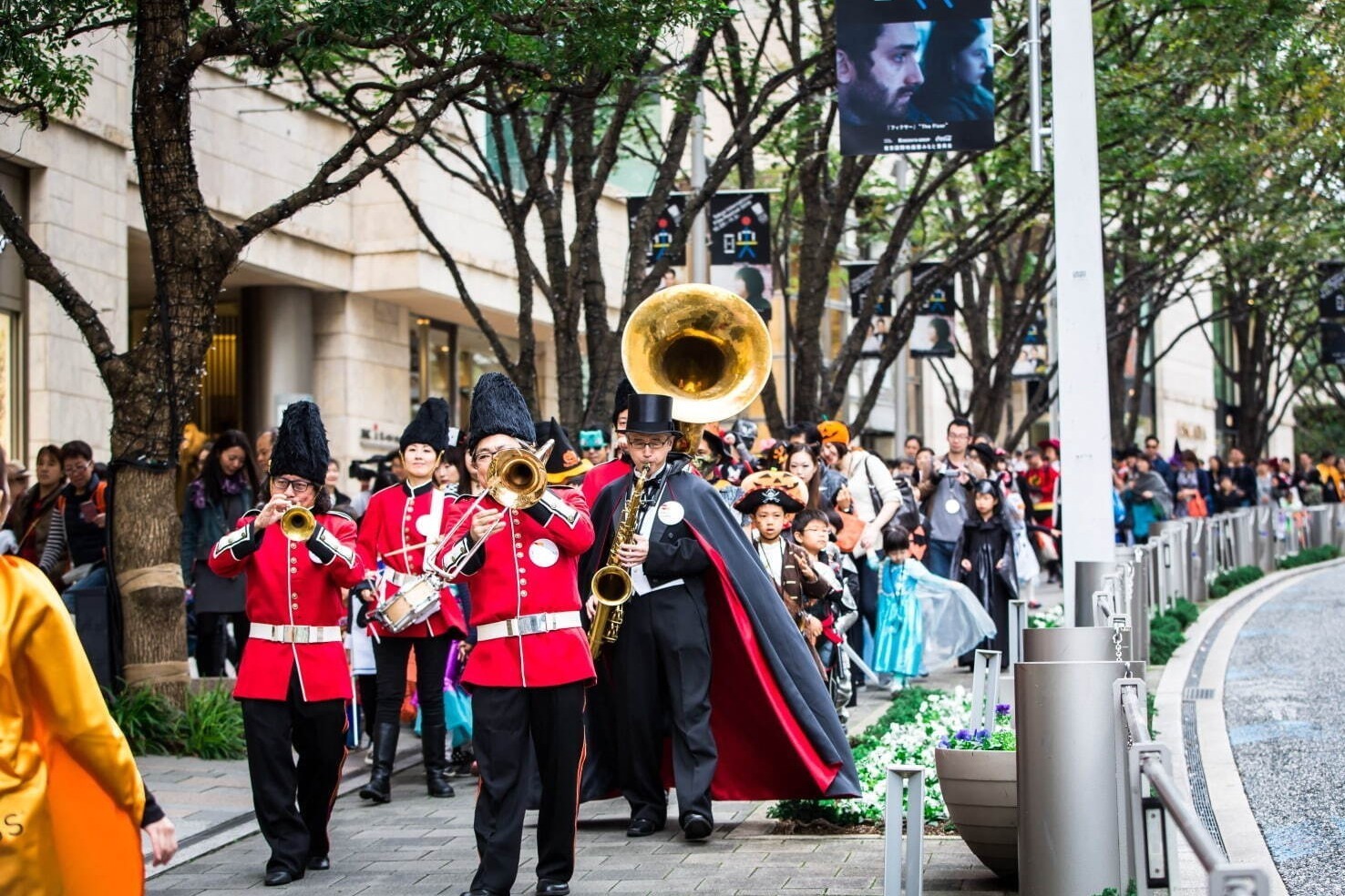 「六本木ヒルズ ハロウィン 2023」仮装して街をパレード、わたあめなどキッチンカーも出店