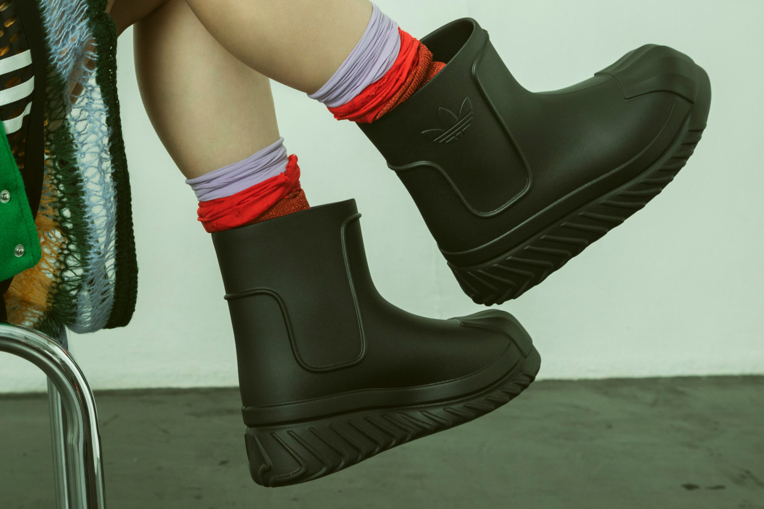 アディダス オリジナルスのウィメンズ新作「スーパースター」着想の“シェルトゥ”ラバーブーツ