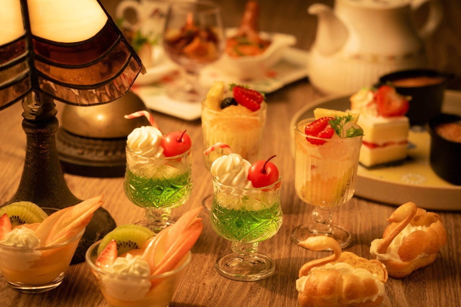 クリームソーダ｜新横浜プリンスホテル“レトロアフタヌーンティー”、ミニチュアサイズのクリームソーダゼリーやナポリタン