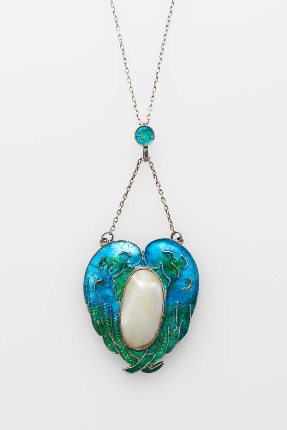 ジェームズ・クロマー・ワット 《ホワイトメタルのエナメル・ペンダント》 1920年頃
Photo ©Brain Trust Inc.