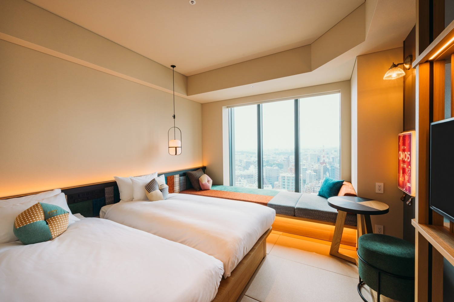 「OMO5東京五反田 by 星野リゾート」夜景＆ご馳走楽しむ高層ホテル、浅瀬の池を配した“空中庭園”も