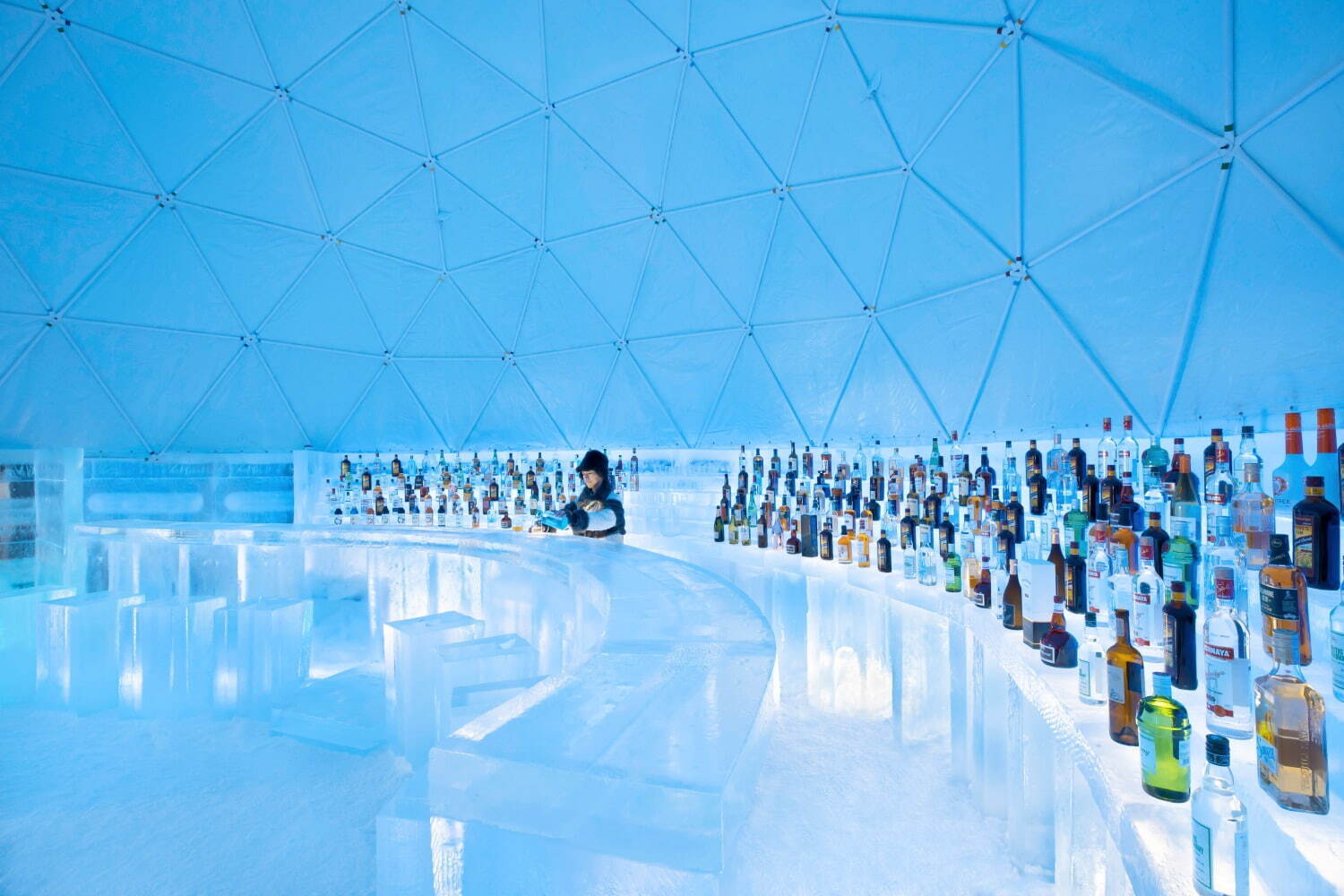 星野リゾート トマム“幻想的な氷の街”「アイスヴィレッジ」氷のラーメンや氷上ジップライン｜写真3