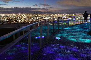 梅田スカイビルの星空遊歩道「ルミ・スカイ・ウォーク」リニューアル、地上170ｍの庭園展望台で星空散歩｜写真3