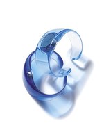 吉岡徳仁デザインのイッセイ ミヤケウオッチ「O(オー)」に水の