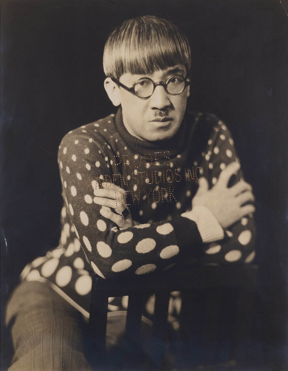 ニューヨークのスタジオでポーズをとる藤田、1930年頃