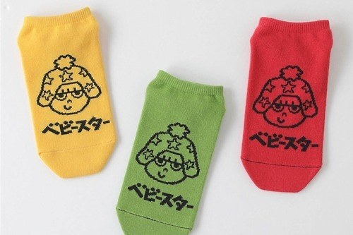 タビオ×おやつカンパニー、人気菓子“ベビースター＆ブタメン”のコラボソックス