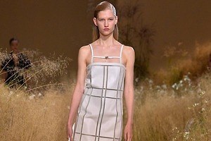 エルメス 2024年春夏ウィメンズコレクション - 草原に溶け込む控えめなエレガンス | エルメス