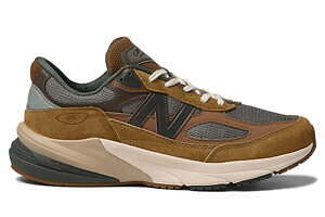 カーハート WIP×ニューバランス「990v6」スニーカー“ハミルトンブラウン”の異素材アッパーで