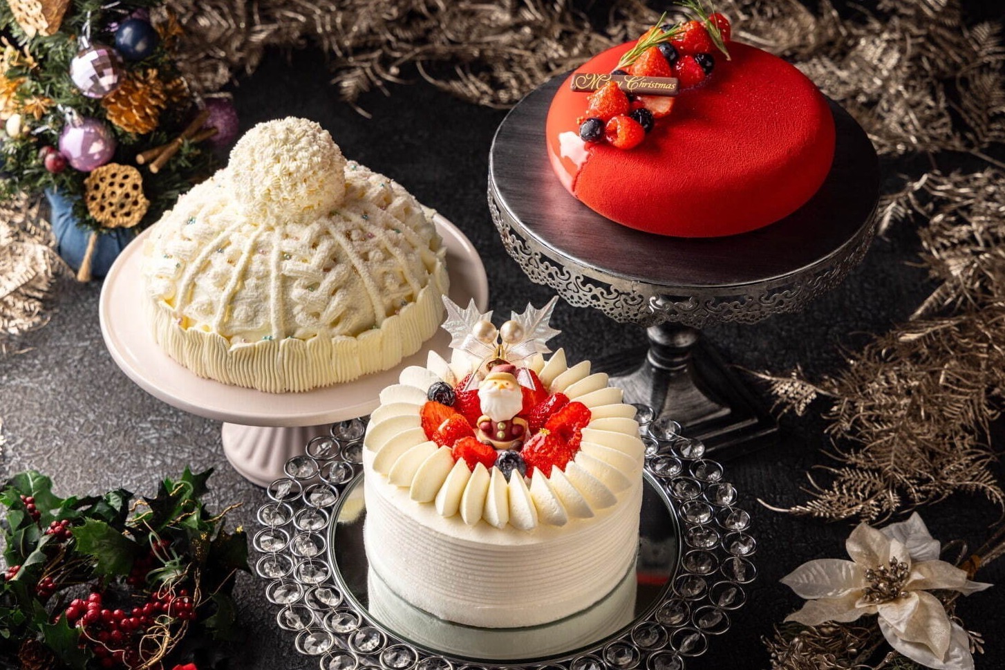 ヒルトン名古屋の2023年クリスマス、純白の“ビーニー型”ケーキ＆真っ赤なチョコレートムースなど