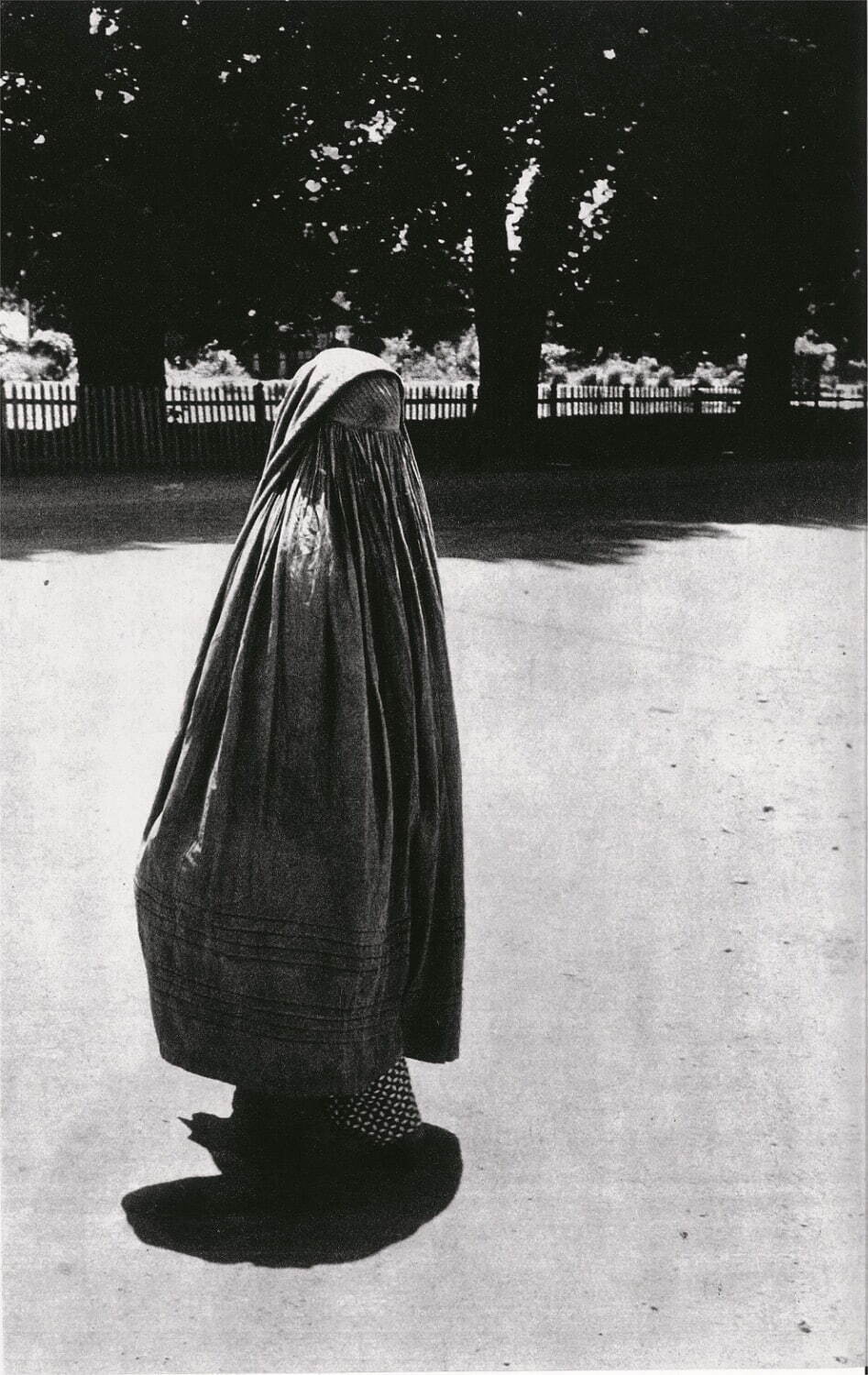 阿部展也 《人間》(「新しい写真」 『別冊アトリエ』34号(1957年5月)掲載図版) 1953-57年頃
新潟市美術館蔵