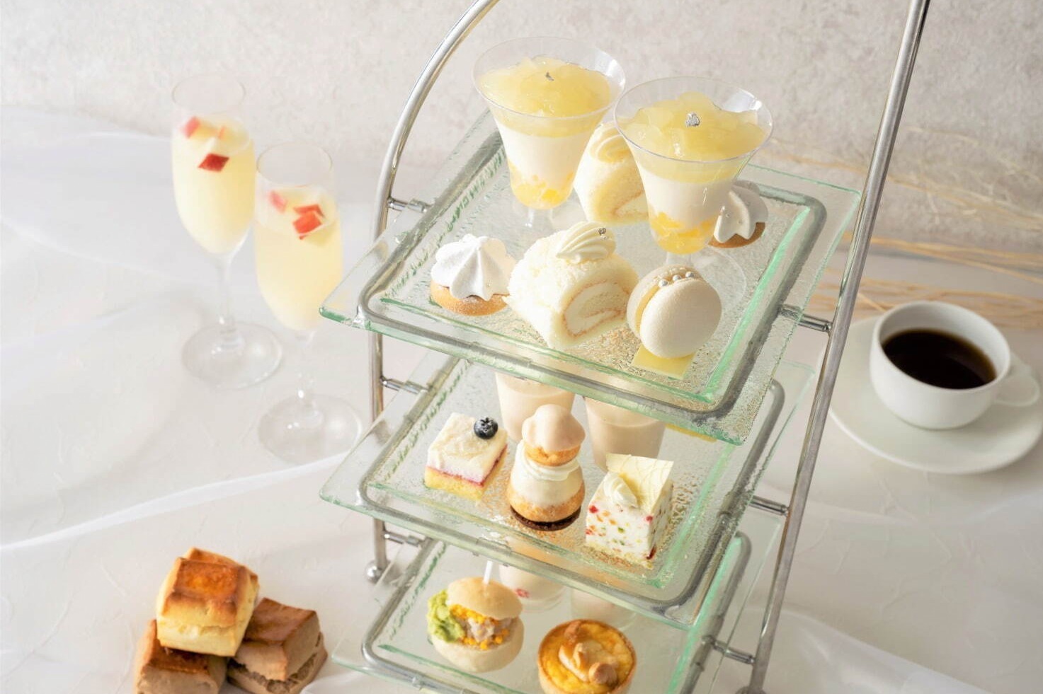 “白銀世界”着想の「ホワイトアフタヌーンティー」ヨコハマ グランド インターコンチネンタル ホテルで