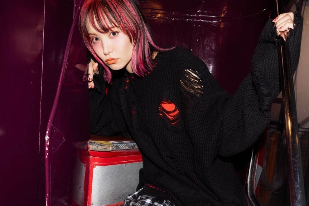 ベレー帽｜キャンディストリッパー×LiSA、アルバムの世界観を表現したロンTや星柄ニットフーディー
