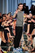 ルイ・ヴィトンがクルーズ・コレクションを発表 ‐ 初のランウェイショーはモナコで開催｜写真48