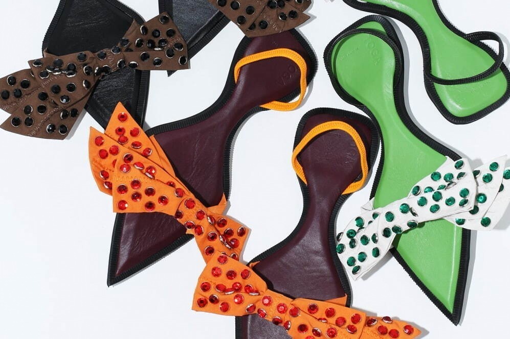 TOGAの2024年春夏シューズ、“ポインテッドトゥ”のリボンサンダル＆レースアップシューズ