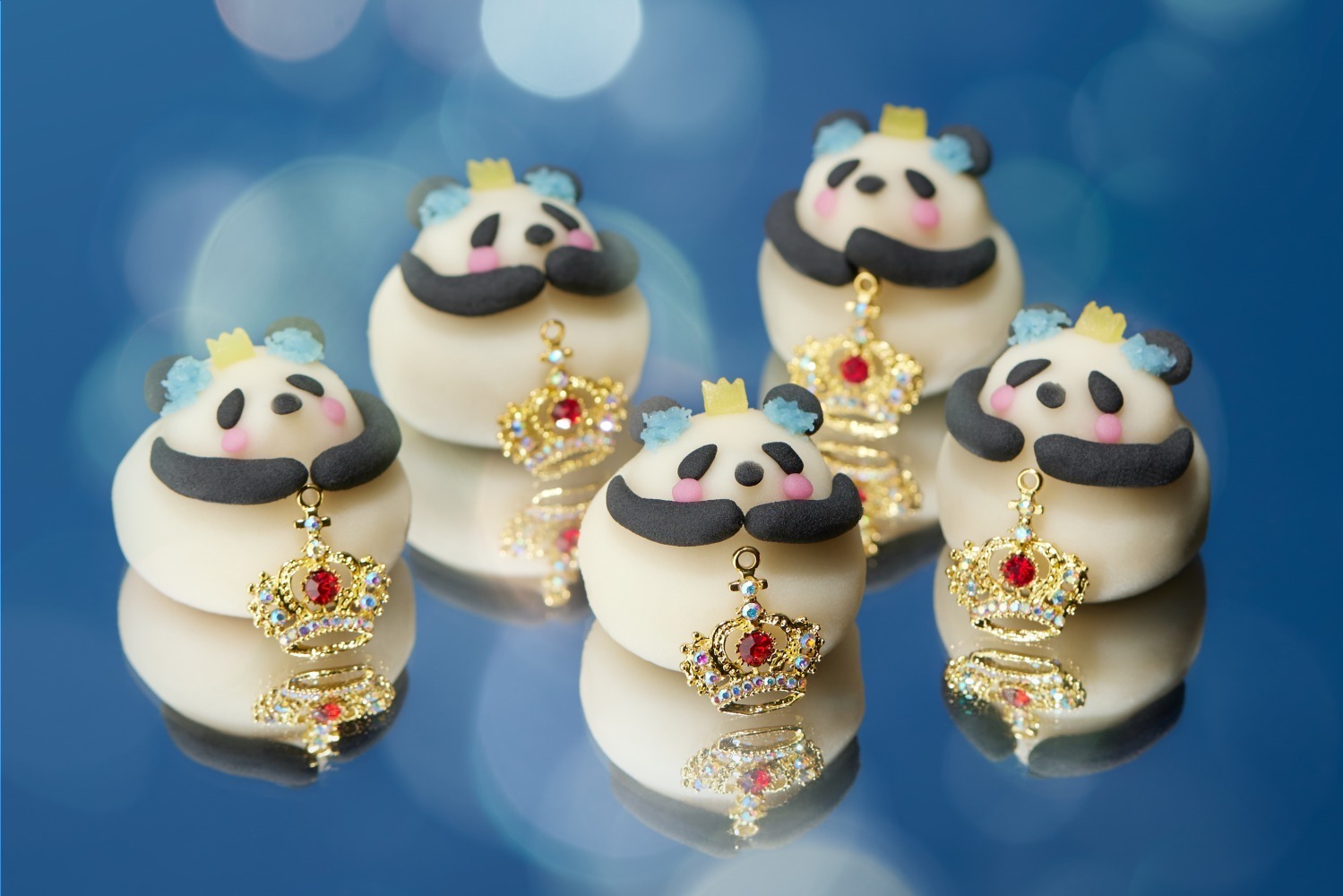 “パンダの和菓子”「王様パンダ」上目遣い＆おしりを表現、日本橋三越本店の青山デカーボ限定ストアで