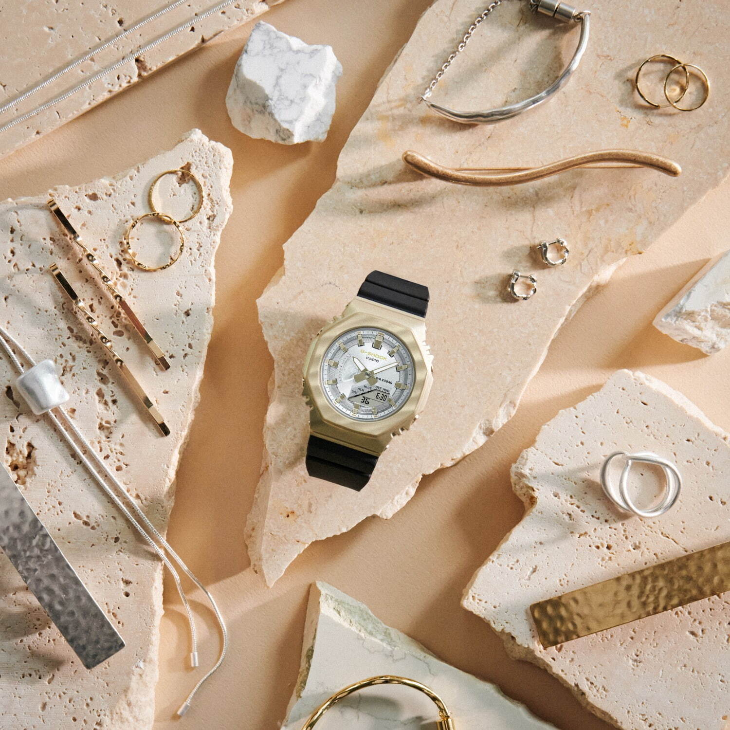 G-SHOCKからイエローゴールドのメタルベゼル腕時計